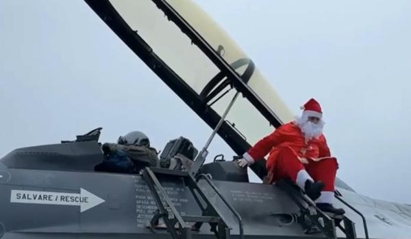 Moş Crăciun a aterizat cu un F-16 la baza aeriană Borcea. Copiii l-au întâmpinat cu o explozie de bucurie