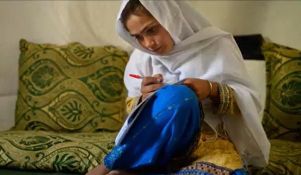 "Fata care învaţă", desemnată fotografia anului de către UNICEF