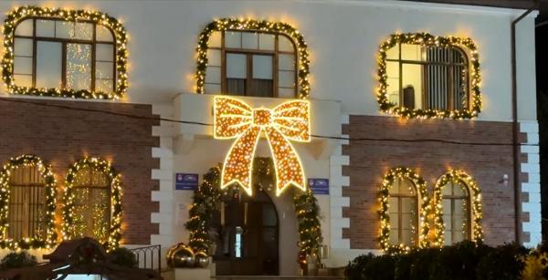 Moş Crăciun, prezent în toată ţara. Copiii s-au bucurat de cadouri în Piatra Neamţ, Braşov sau Constanţa