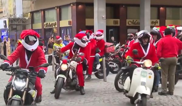 Paradă spectaculoasă în Madrid. Peste 500 de motociclişti s-au transformat în Moş Crăciun