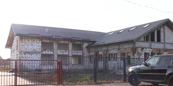 Un muncitor a murit şi un altul a fost grav rănit după ce au căzut de pe acoperişul unei grădiniţe