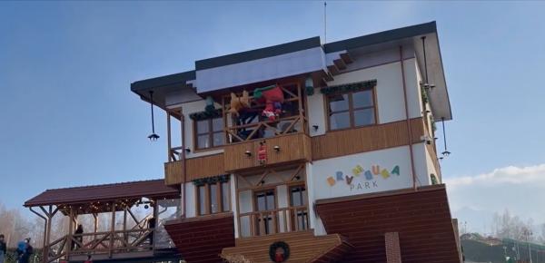 Casa cu susul în jos din Sibiu, magnet pentru turişti. De sărbători, proprietarii îi aşteaptă cu surprize