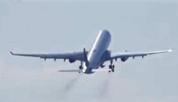 La un pas de tragedie pe cerul Franţei. Un avion de pasageri, obligat să aterizeze după 37 de minute