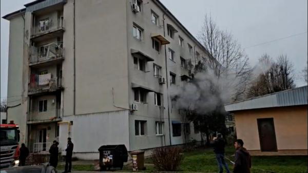Două persoane au ajuns la spital după o explozie urmată de incendiu într-un bloc din Focșani