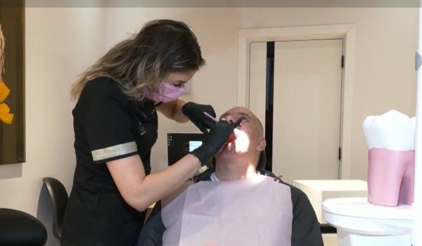 Vin din Europa în România pentru a-şi rezolva problemele dentare: "Aici e la jumate"