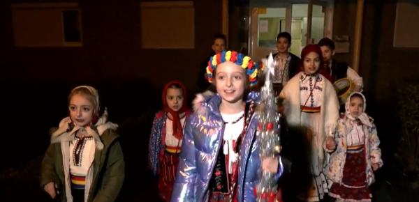 Colindătorii au readus atmosfera de Crăciun pe străzile din Oradea și Caraș-Severin