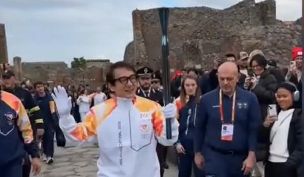 Jackie Chan a purtat flacăra olimpică prin ruinele orașului Pompeii. Torța va parcurge un traseu de 12.000 km