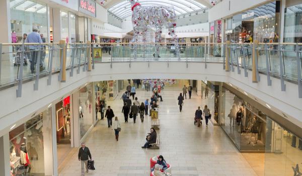 Cumpărături fără pauză la mall: "Dacă Moşul a adus şi bani, trebuie să-i cheltuim"