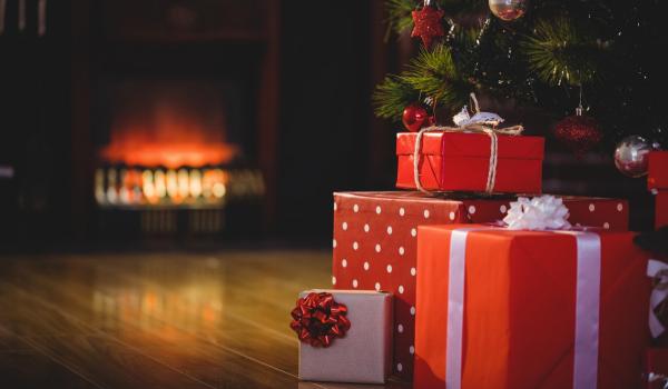 A venit Moş Crăciun. Bătrânul simpatic a lăsat cadouri pentru toţi copiii, cuminţi sau năzdrăvani