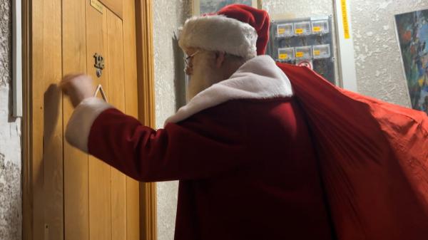 Așteptat să aducă daruri, Moș Crăciun a fost primit cu cântece și turtă dulce