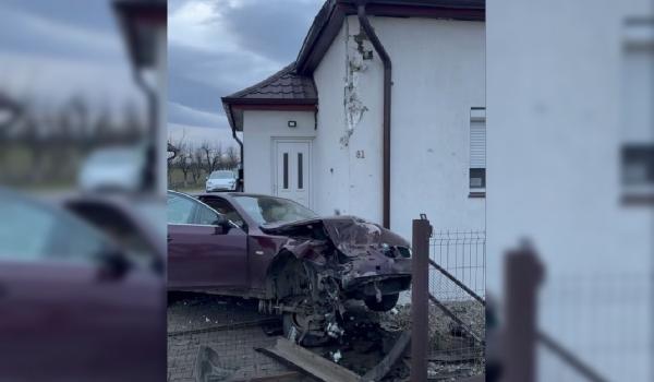 Momentul în care un şofer băut la volanul unui BMW se izbeşte de o casă, în Satu Mare. Se grăbea la colindat