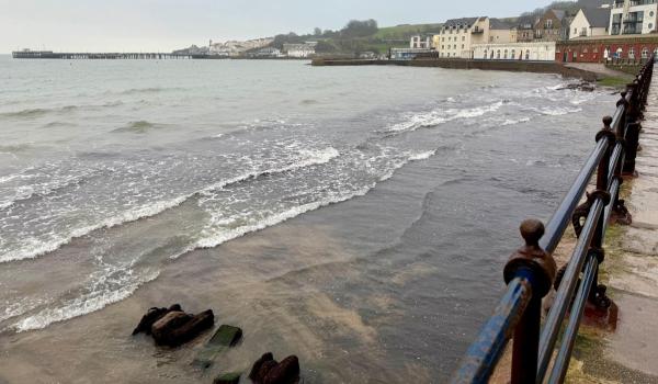 Distracţie în valuri. Cei mai curajoşi au făcut baie chiar în prima zi de Crăciun