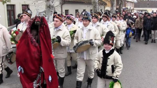 Tinerii care au mers la colindat şi au strâns bani ca să ajute un copil bolnav: "Colindăm tot satul"