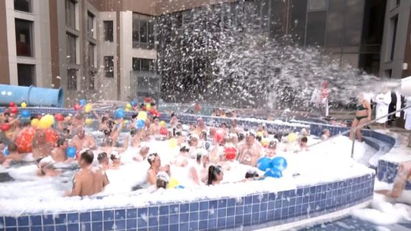 Crăciun ca-n Ibiza, dar la Băile Felix: spumă, horă în piscină și cocktailuri în apă fierbinte