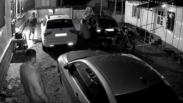 Crăciun de coşmar în Bistriţa-Năsăud. Un bărbat a intrat peste o familie în casă şi a atacat cu toporul