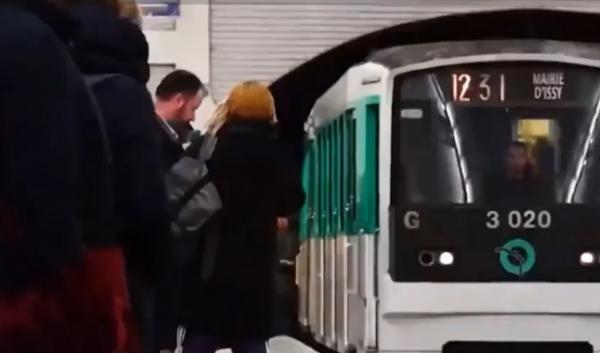 Trei femei, înjunghiate de un individ necunoscut, în timp ce aşteptau metroul, în Franţa