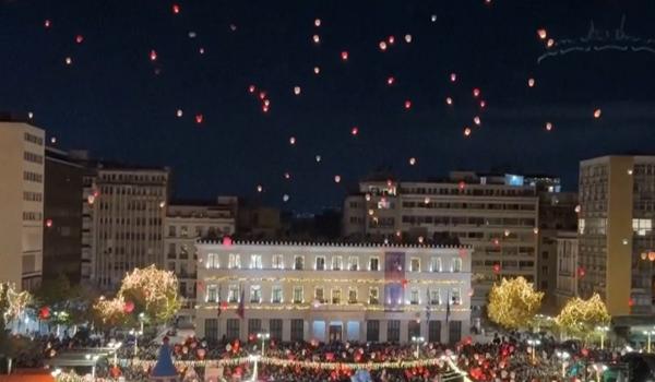 Seară de poveste în capitala Greciei. Tradiția lampioanelor a adunat sute de oameni