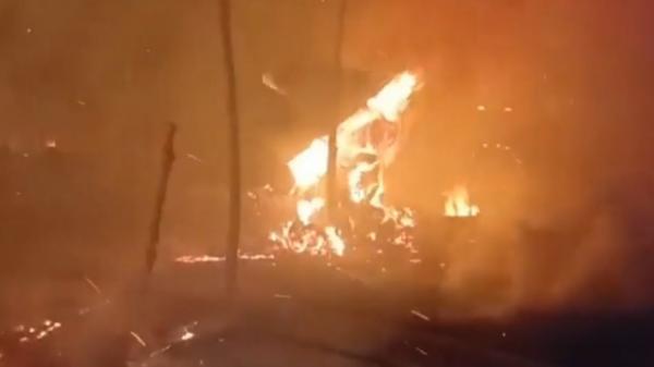 Incendiu la o fermă din apropiere de Caransebeș. Un şopron cu peste 600 de baloți de fân s-a făcut scrum