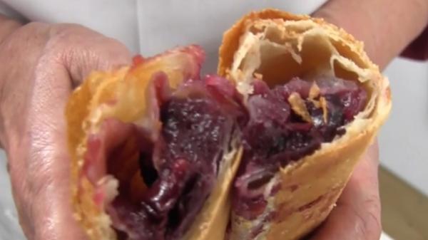 Plăcinta întinsă din Arad, vedeta pregătirilor de Revelion: "Cine găseşte bănuţul va avea un an plin de noroc"