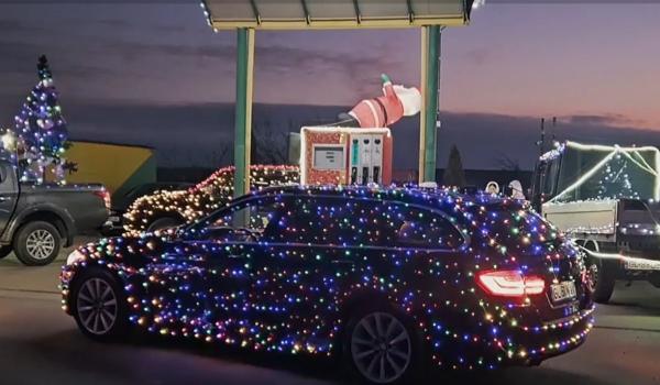 Spiritul Crăciunului pe patru roți, la Corod. Mașinile decorate au luminat satul în a treia zi de sărbătoare
