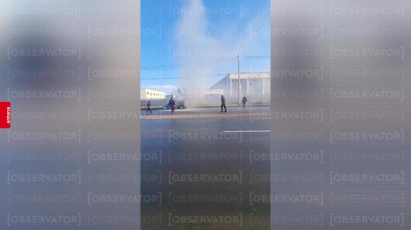 Mașină cuprinsă de flăcări în mers, pe o stradă din Slatina. Incendiul ar fi fost provocat de un scurtcircuit