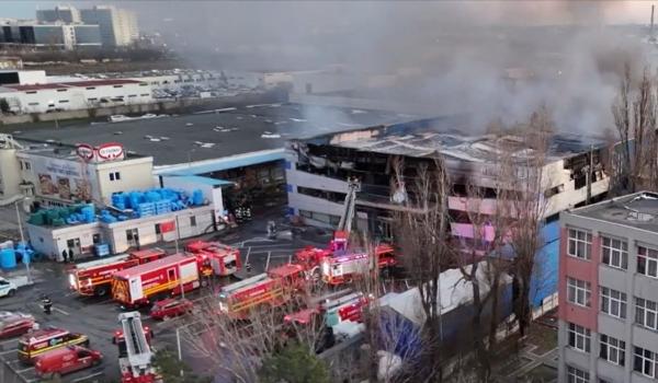 Depozit din Militari, ars din temelii: "Sunt adăpostite foarte multe materiale combustibile"