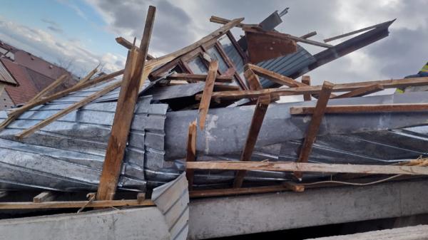 Rafale de aproape 100 km/h fac prăpăd în Iași. Acoperişul unui bloc din Tomeşti a fost smuls de vânt