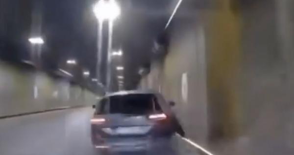 Accident cumplit în Pasajul Unirii din Bucureşti. O maşină s-a izbit puternic de unul dintre pereţi