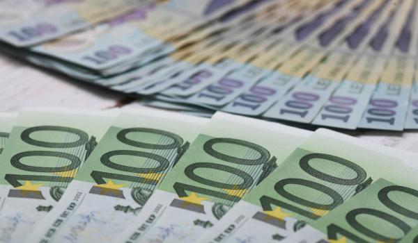 Românii au fugit de leu și au strâns valută. Cum se explică "dolarizarea" economiei