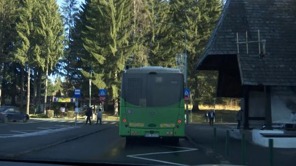 Autobuzul spre pârtia din Poiana Braşov, soluţia pentru nervii şoferilor din trafic. Cât costă un bilet