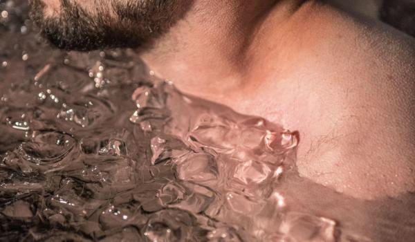 Terapie controversată în ape îngheţate. Ce este metoda "Wim Hof" şi care sunt beneficiile promovate