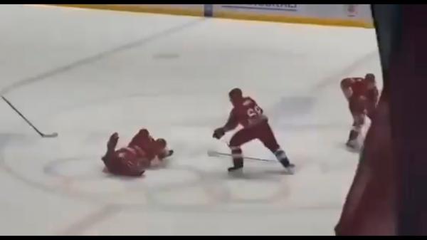 Momentul viral în care Alexandr Lukaşenko este faultat şi cade pe gheaţă la un meci de hochei