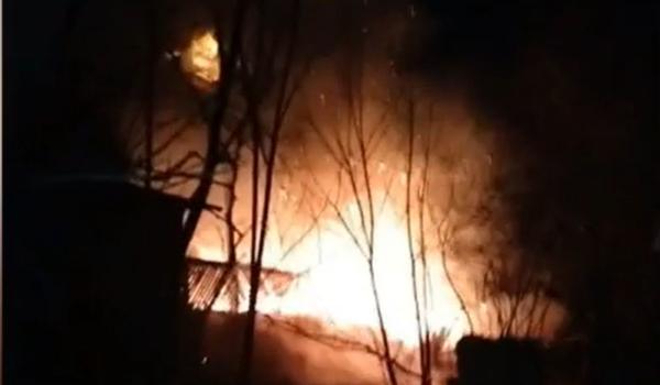 Explozie urmată de incendiu într-o locuință din județul Galați. Un bărbat de 55 de ani, rănit grav
