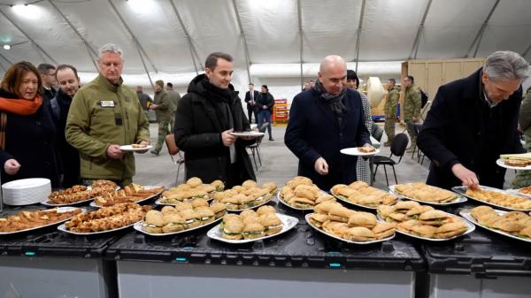 Bolojan a mâncat la popota Bazei Aeriene de la Câmpia Turzii, alături de premierul olandez. Care a fost meniul