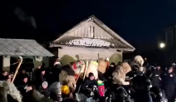 Tradiţionala bătaie simbolică de la Ruginoasa, păzită de peste 250 de jandarmi