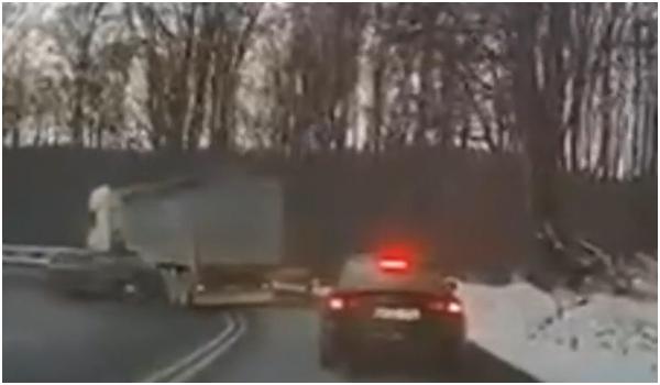 Momentul în care un șofer pierde controlul într-o curbă periculoasă și intră într-un TIR, pe DN11
