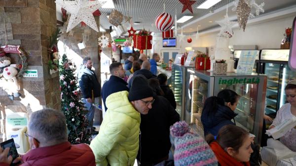 Cofetăriile au fost pline în Ajun de An Nou. Românii s-au bătut pe prăjituri