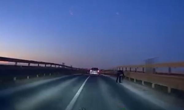 Ultimele clipe din viaţa unui biciclist din Galaţi, surprinse de o cameră. A fost spulberat de o maşină