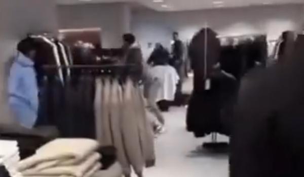 Bătaie pe blugi şi globuri la primele reduceri din an. Amatorii de chilipiruri au luat cu asalt magazinele