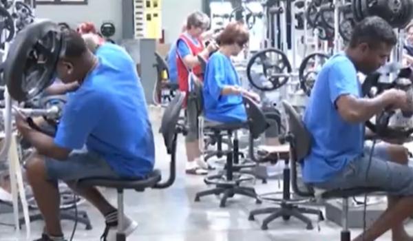 Se reduce numărul vizelor de muncă pentru muncitorii asiatici. Patronii se plâng că rămân fără mână de lucru