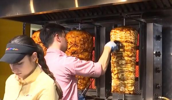 Shaorma, preferata românilor în a doua zi din an. După mesele de Sărbători, am trecut la o masă mai "uşoară"