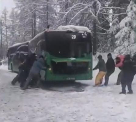 Drumul spre Poiana Brașov, acoperit de zăpadă. Un autobuz rămas blocat a fost împins de pasageri