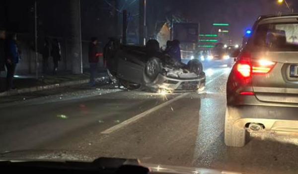 Momentul în care o maşină condusă de un ucrainean băut şi fără permis zboară peste un alt autoturism