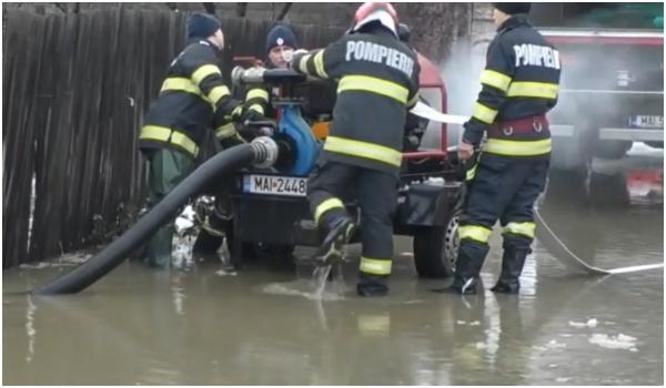 Oraşul în care oamenii s-au trezit cu 40 de cm de apă în curţi, după topirea zăpezii: "E din ce în ce mai rău"