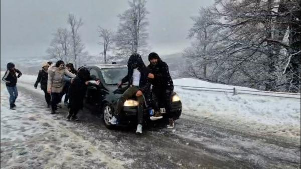 Șofer amendat și lăsat fără permis după ce a făcut drifturi în zăpadă pe un drum public din Vâlcea