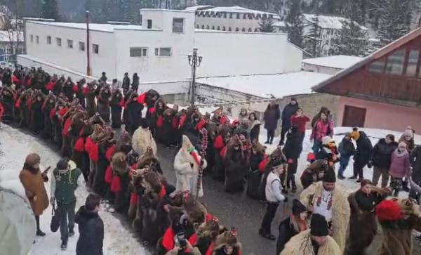 Localitate din România, luată cu asalt de urşii colindători. Imagini inedite surprinse la Slănic Moldova