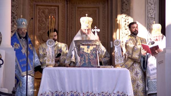 Sute de credincioşi în curtea Patriarhiei pentru a lua Agheasma Mare. Cum poate fi consumată apa sfinţită