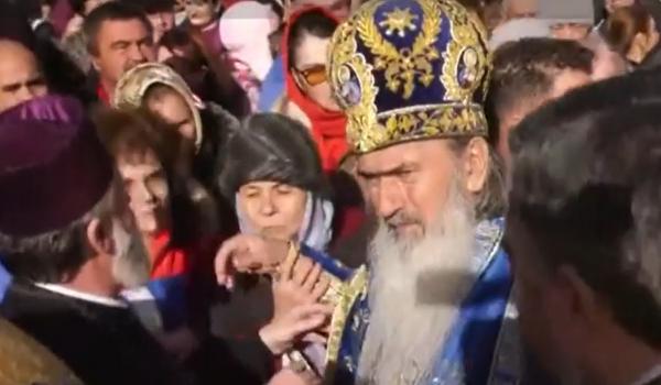 Mii de credincioși participă la Slujba de Bobotează oficiată de ÎPS Teodosie, la malul mării