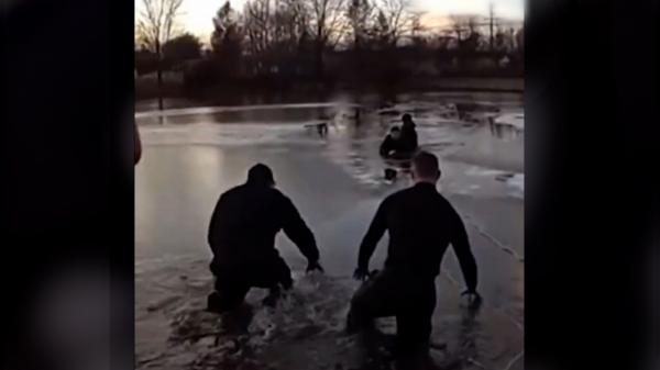 Băieţel de 13 ani, salvat ca prin minune după ce gheaţa unui lac pe care se juca s-a spart
