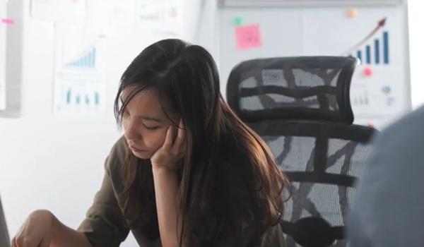 Românii ar putea primi concediu plătit pentru epuizare profesională. Ce obligații au angajatorii